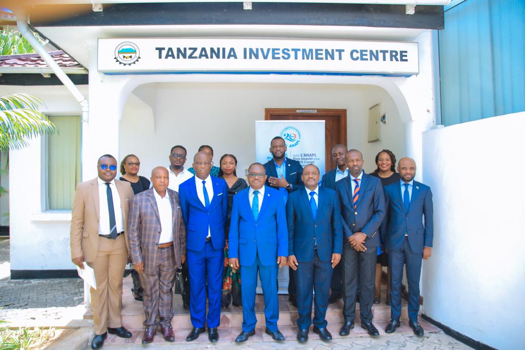 FirminNkake's tweet image. Aux côtés de l'Ambassadeur de la #RDC à #DaresSalam &amp;amp; le DG #ANAPI @investindrc , nous avons été visiter tour à tour, ce 14 mars, #TanzaniaInvestCentre et @CRDBBankPlc. Une visite qui s'inscrit dans le cadre de la diplomatie économique.