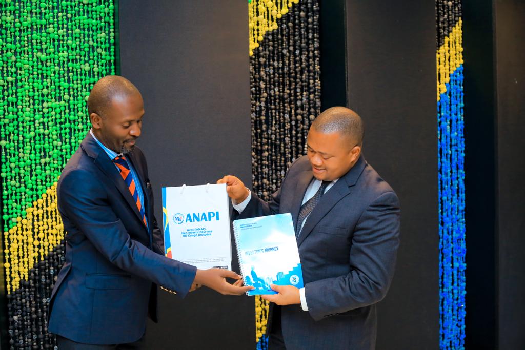 FirminNkake's tweet image. Aux côtés de l'Ambassadeur de la #RDC à #DaresSalam &amp;amp; le DG #ANAPI @investindrc , nous avons été visiter tour à tour, ce 14 mars, #TanzaniaInvestCentre et @CRDBBankPlc. Une visite qui s'inscrit dans le cadre de la diplomatie économique.