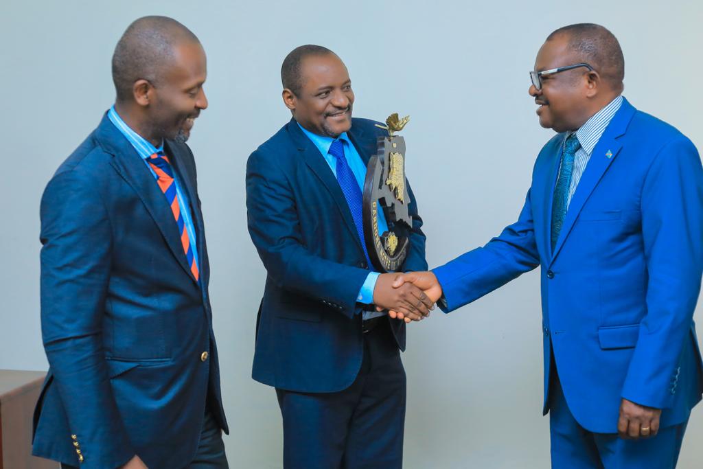 FirminNkake's tweet image. Aux côtés de l'Ambassadeur de la #RDC à #DaresSalam &amp;amp; le DG #ANAPI @investindrc , nous avons été visiter tour à tour, ce 14 mars, #TanzaniaInvestCentre et @CRDBBankPlc. Une visite qui s'inscrit dans le cadre de la diplomatie économique.