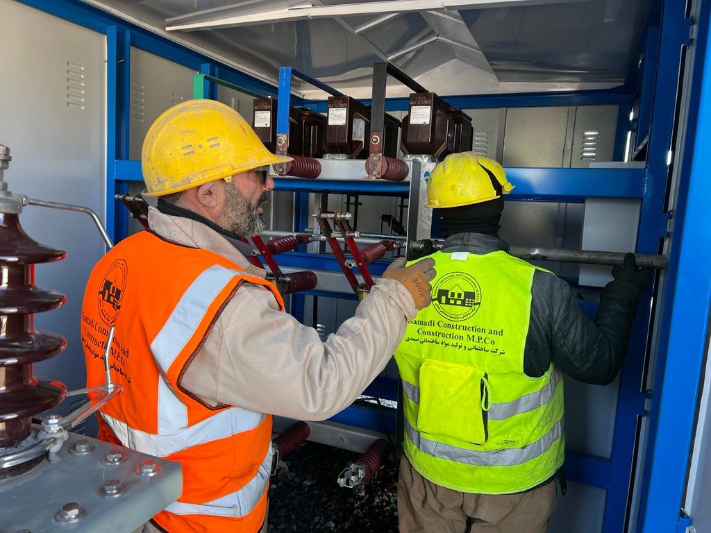 ICRC_af's tweet photo. 7,000 families can now pump clean drinking water through a stable ⚡️ supply in #Gardez, #Paktya.
Our teams recently installed transformers in 2⃣ water pumping stations & connected the stations with city electricity grid. https://t.co/rNnJ3qEq3n