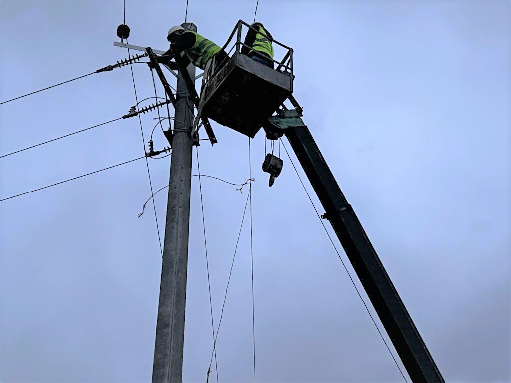 ICRC_af's tweet photo. 7,000 families can now pump clean drinking water through a stable ⚡️ supply in #Gardez, #Paktya.
Our teams recently installed transformers in 2⃣ water pumping stations & connected the stations with city electricity grid. https://t.co/rNnJ3qEq3n
