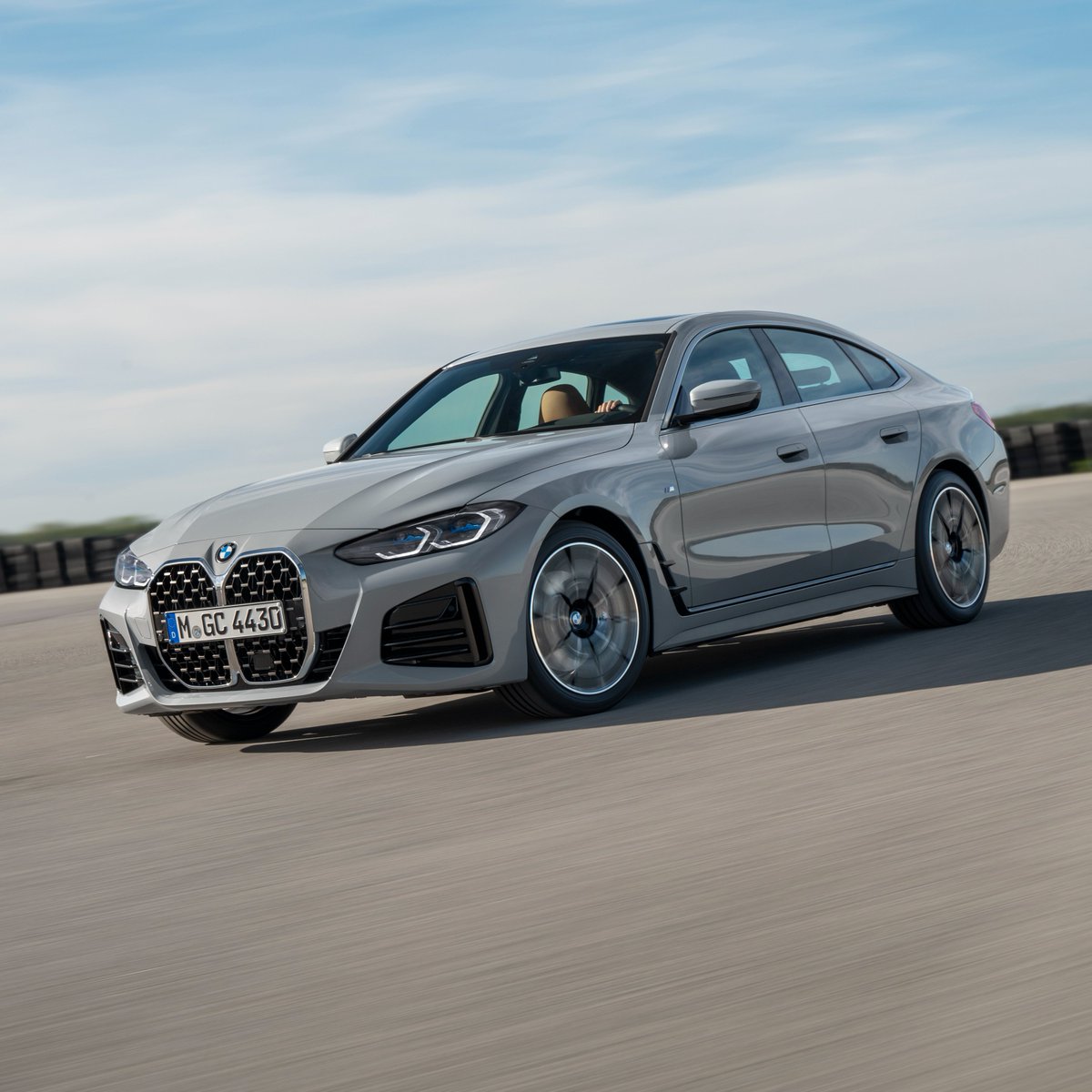 القوّة التي تستحقها.

#BMWOman #The4 #BMW4Series