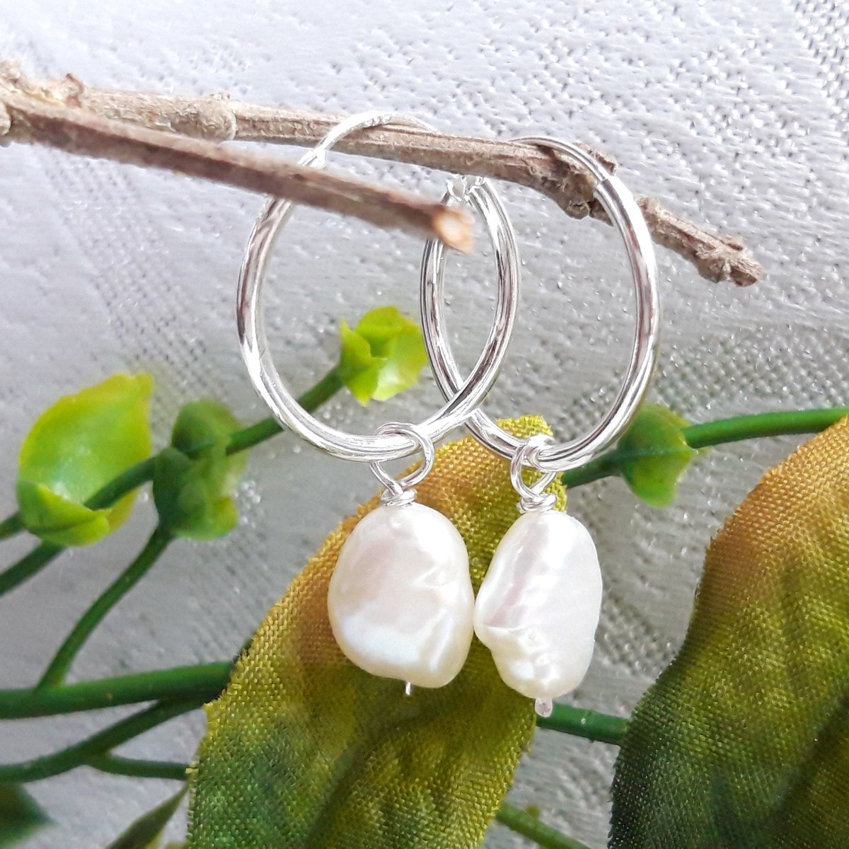 <a href="/MHHSBD/">#MHHSBD</a> Good morning all. P is pearls. These are my most popular earring by far. They are wonderful with casual as well as more formal gatherings etsy.com/uk/listing/841… #mhhsbd #earlybiz #pearl #shopindie #hoops