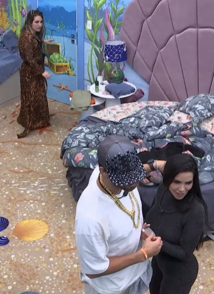 Drigos7's tweet photo. Deixa o cara Amanda! Vai curtir a festa porrr kkk #bbb23 https://t.co/oiAOdm9TcW