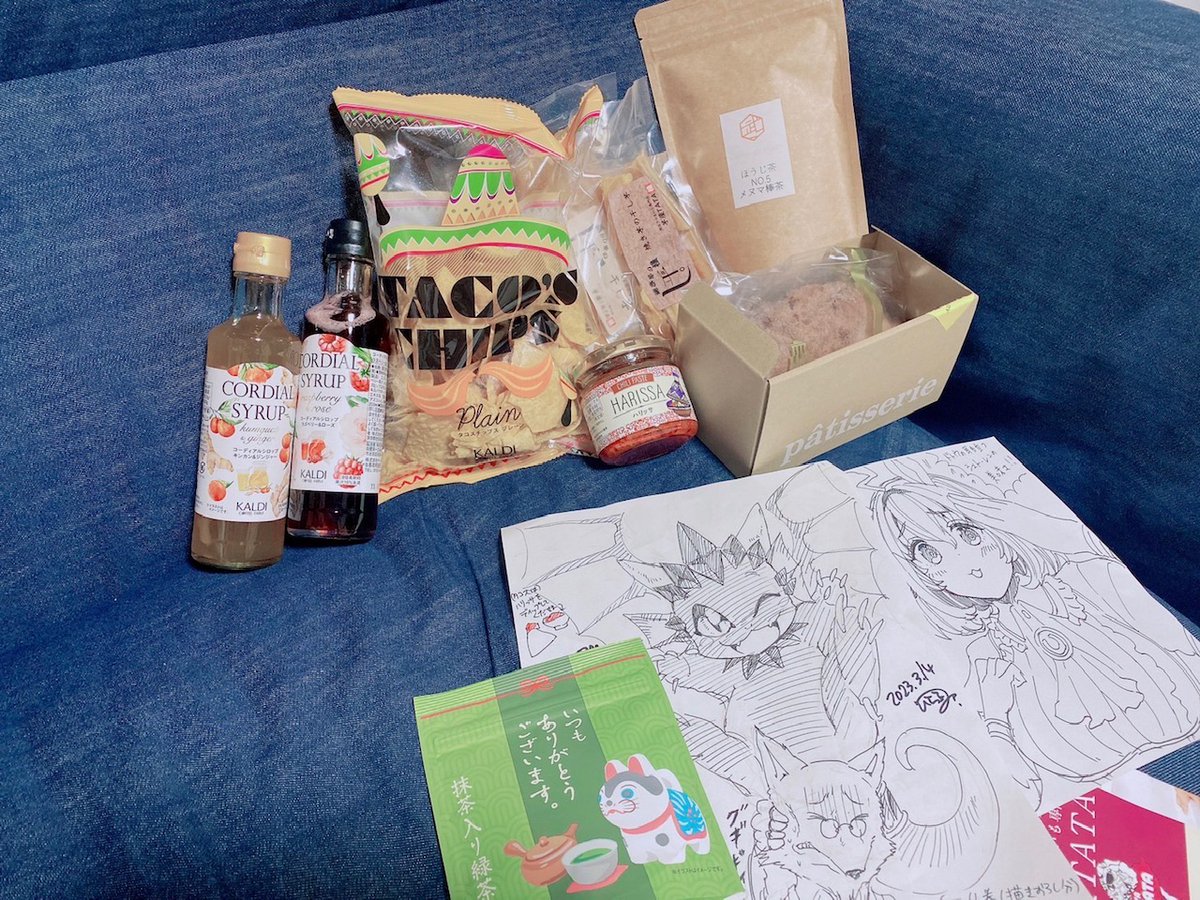 今シーモアで大人気の神馬、ひらふみ家族から色々もらいました。

私が漫画デビューからの付き合いなので
長いですが、これからもよろしくです。

毎回何か送る時はお互い絵を描いてるのですが
ふたりともさらさら～と可愛い絵を描いてくれるので
ファイリングしてたまに眺める時間が癒しです。 