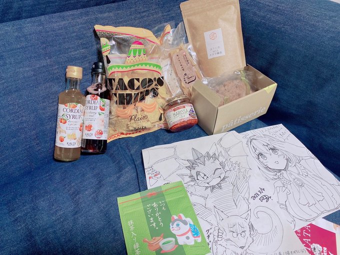 今シーモアで大人気の神馬、ひらふみ家族から色々もらいました。

私が漫画デビューからの付き合いなので
長いですが、これからもよろしくです。

毎回何か送る時はお互い絵を描いてるのですが
ふたりともさらさら～と可愛い絵を描いてくれるので
ファイリングしてたまに眺める時間が癒しです。 