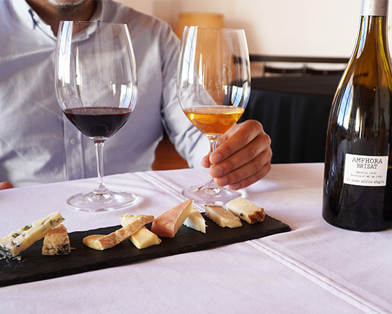 enoturista_'s tweet image. Un gran celler on viure experiències naturals al #Penedès és @paresbalta 

Fan maridatges amb els seus vins i caves biodinàmics amb formatges de @xerigots i amb xocolates de @simoncoll_ 

Són excel·lents guies per descobrir el Parc Natural del Foix

més a
enoturista.cat/celler/pares-b…