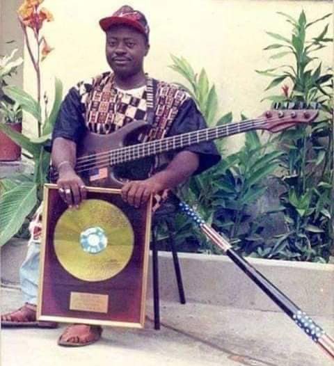 arol_ketch's tweet photo. La mort de Kotto Bass 

20 novembre 1996, l’annonce du décès de Kotto Bass fait l’effet d’une bombe. Il avait à peine 33 ans. Le jour de l’enterrement, une foule monstre était sortie pour accompagner son corps à sa dernière demeure.Émue, la foule pleurait et chantait ses mélodies https://t.co/F1IFNNXpFC