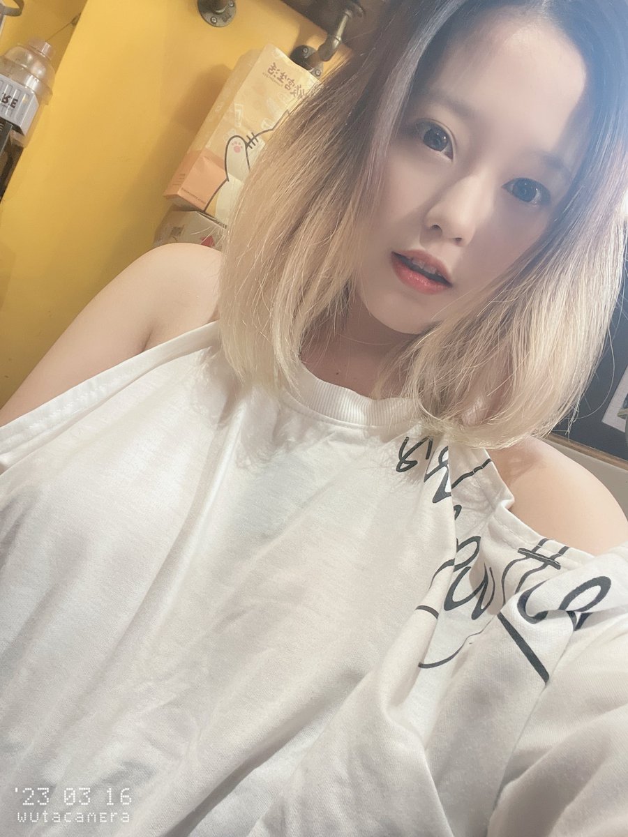 下午好～
最近氣溫終於回升穩定多了
我很怕冷，冬天不是冬眠就是粽子😛

只有我覺得穿這件衣服不穿內衣很刺激嗎❤️