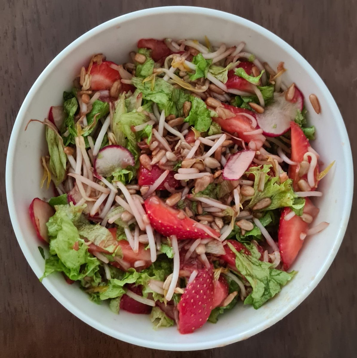 LakkiNair's tweet photo. My first meal normally starts with a salad like this. But getting to it is quite a task with #theMonkeymind trying to come up with excuses how not to spend time doing all the chopping.
So my way out has been to block 1 hour in my calendar mandatorily for this. And guess https://t.co/iYHdsMzOE0