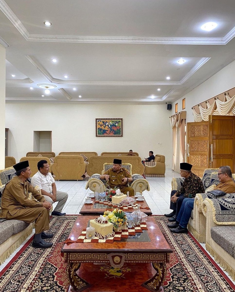 syaflinchaniago's tweet photo. Mendampingi Perwakilan Perantau Panampuang Malaysia Bersilahturahim bersama Bupati Agam. Dr. H. Andri Warman, MM @awr_andriwarman
#Minangkabau #AgamMaju #SumbarMaju #PastiAdaHaraPAN #PAN12 https://t.co/beEn2F11Lt