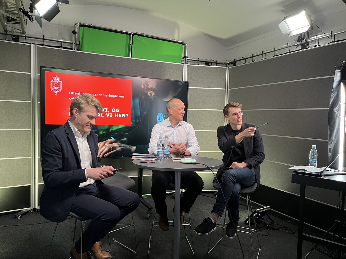 ekmansv's tweet photo. Skarpt panel klar til at drøfte 🇩🇰#cybersikkerhed hos @fak_dk. Er off-privat samarbejde bare et buzzword eller er der kød på? Hvad er erfaringerne fra Ukraine? Og hvordan balancerer vi bedre juridisk og faktisk datasikkerhed? Bare nogle af de ❓vi debatterede m @jeppeteglskov https://t.co/Qz6g6at32q