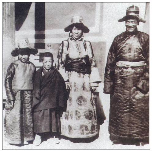 The Dalai Lama with his parents and brother Gyalo Dhondup. 

#Tibetan #History #inpictures #photooftheday