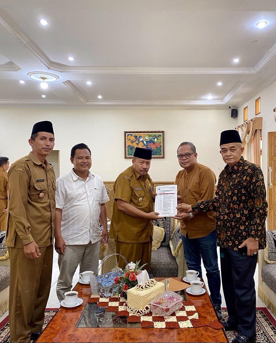syaflinchaniago's tweet photo. Mendampingi Perwakilan Perantau Panampuang Malaysia Bersilahturahim bersama Bupati Agam. Dr. H. Andri Warman, MM @awr_andriwarman
#Minangkabau #AgamMaju #SumbarMaju #PastiAdaHaraPAN #PAN12 https://t.co/beEn2F11Lt
