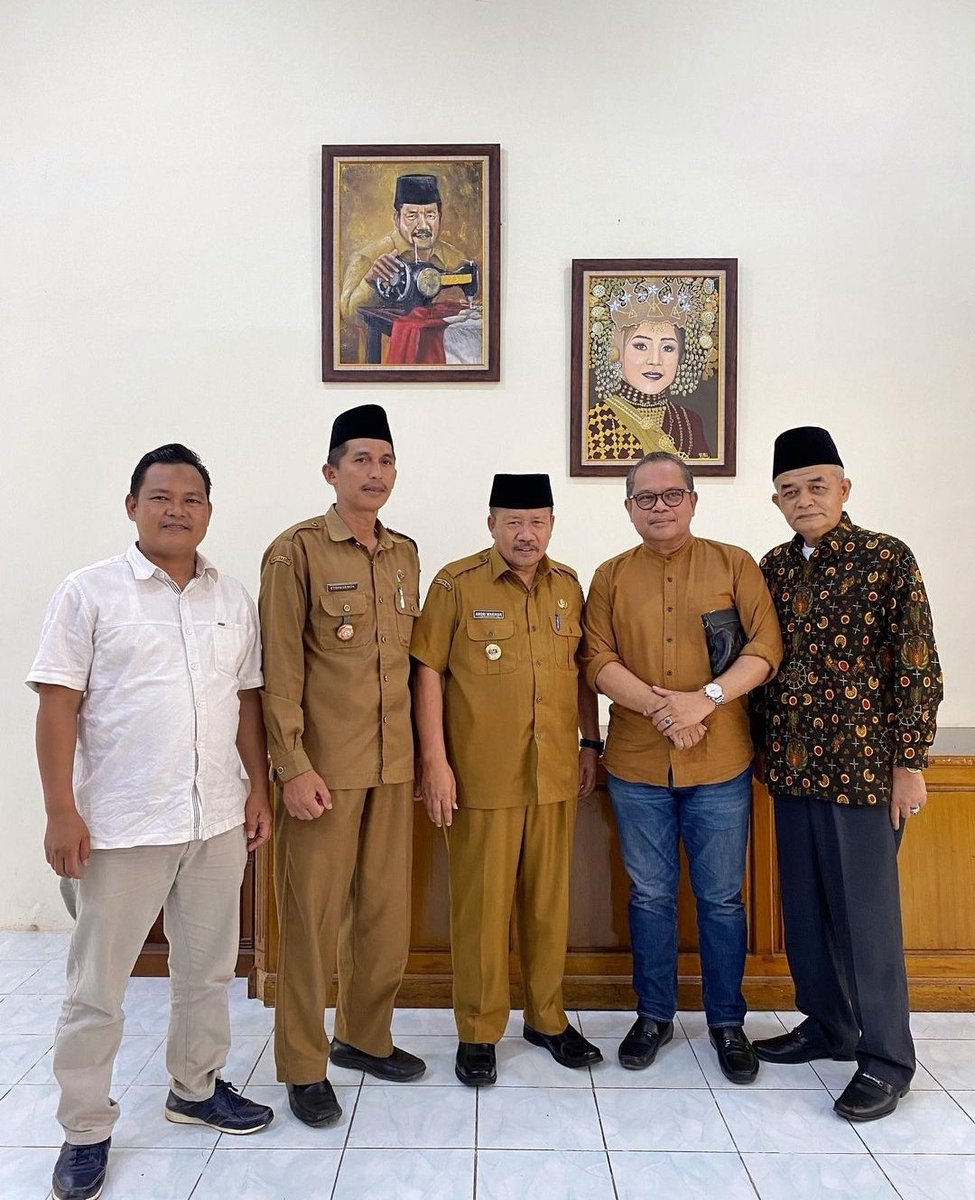 syaflinchaniago's tweet photo. Mendampingi Perwakilan Perantau Panampuang Malaysia Bersilahturahim bersama Bupati Agam. Dr. H. Andri Warman, MM @awr_andriwarman
#Minangkabau #AgamMaju #SumbarMaju #PastiAdaHaraPAN #PAN12 https://t.co/beEn2F11Lt
