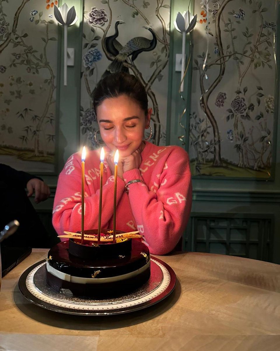 aliaa08's tweet photo. T H I R T Y ☀️ https://t.co/2zWOacJlWy