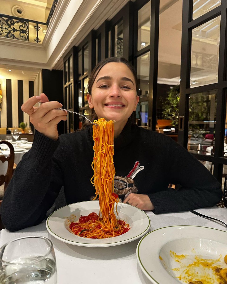 aliaa08's tweet photo. T H I R T Y ☀️ https://t.co/2zWOacJlWy