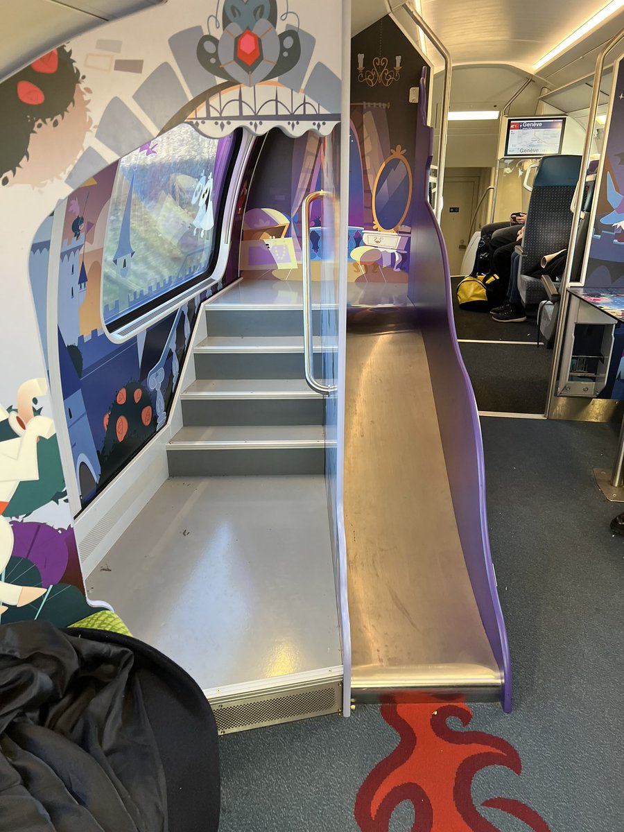emjomi's tweet photo. @NMBS  watch and learn, hoe maak je ouders met jonge kinderen warm voor het openbaar vervoer. Zwitserland een halve coupé, speciaal ingericht voor kinderen bij elke trein. https://t.co/cZSPYb2YcX