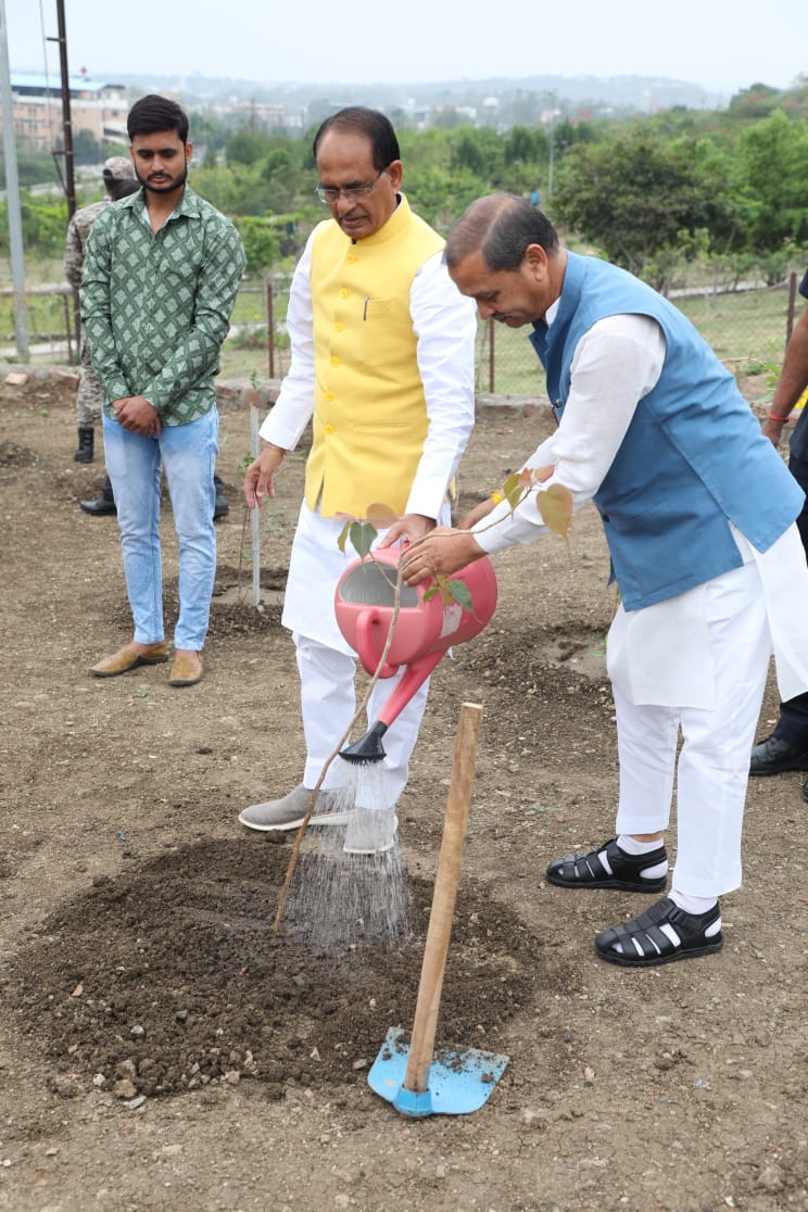 Hon’ble CM Shri <a href="/ChouhanShivraj/">Shivraj Singh Chouhan</a> ji along with Department of Science and Technology Hon'ble Minister Shri <a href="/opsakhlecha/">Omprakash Sakhlecha</a> ji planted a sapling at Smart city park located at Shyamla Hills Bhopal.

#OnePlantADay
#MPSeDC