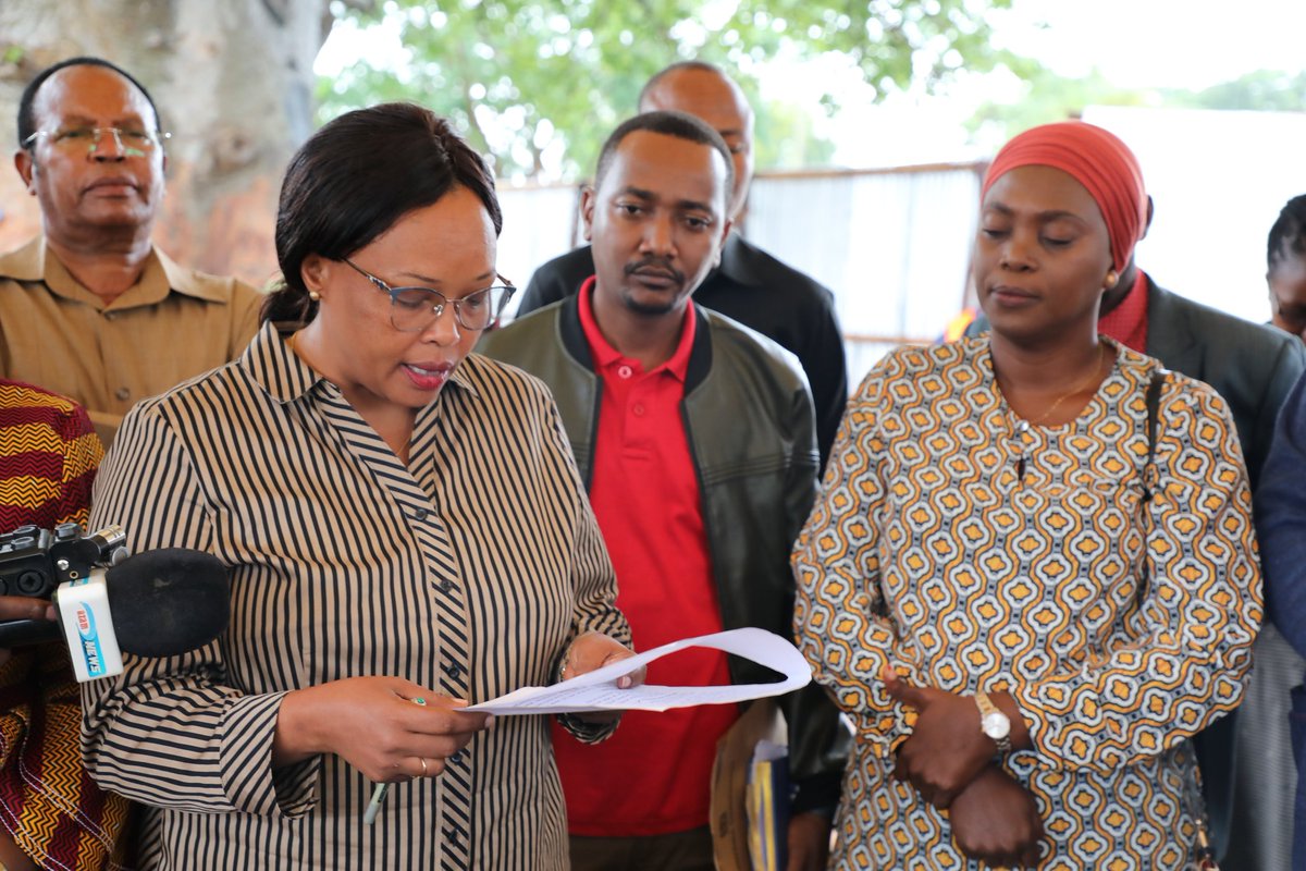 Naibu Waziri wa Katiba na Sheria Mhe. Pauline Gekul akitoa taarifa ya Ujenzi wa jengo la Ofisi ya Taifa ya Mashtaka kwa Wajumbe wa  Kamati ya Kudumu ya  Bunge ya Utawala, Katiba na Sheria wakati wa ziara ya kutembelea Mradi huo Mkoani Shinyanga iliyofanyika tarehe 15 Machi, 2023