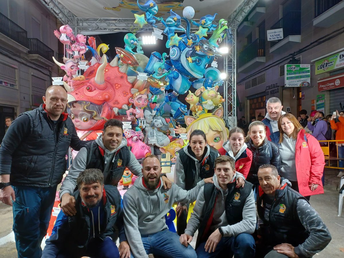 Alguns dels nostres fallers i falleres es van oferir per a ajudar l'artista José Gallego a finalitzar la decoració de la <a href="/fallaconvento/">Falla Convento</a>.
Ahir vam seguir el lliurament de premis i celebràrem la seua victòria com si el triomf també fora una miqueta nostre!
Enhorabona!