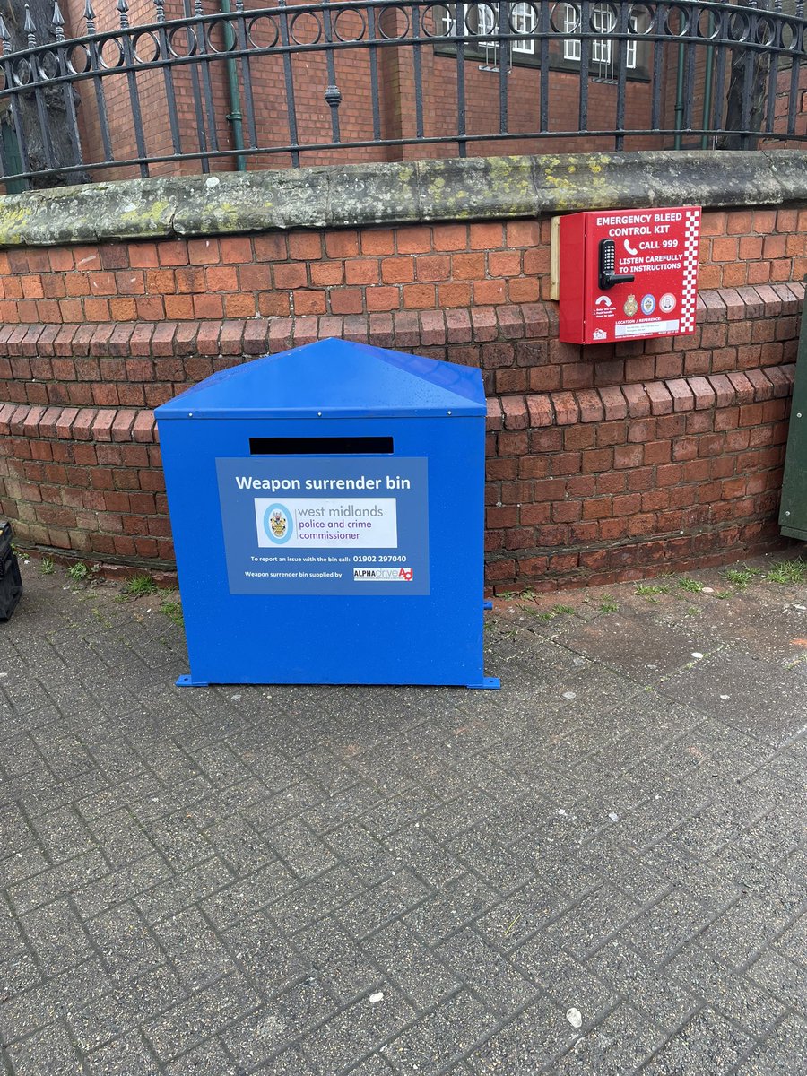 3rd weapon surrender bin installed this week.  Soho Rd, Birmingham- sitting next to a crucial bleed kit @TheDanielBaird1 @SmethwickWMP @GuardianWMP @WMPolice @WestMidsPCC @Antiknifecrime @BirminghamNo