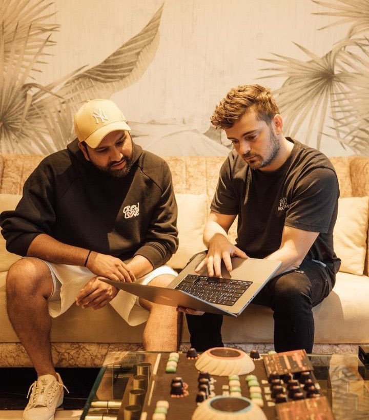 _Regal_Leo_'s tweet photo. #RohitSharma𓃵
Meeting with famous DJ, music producer @MartinGarrix and Indian cricket team captain @ImRo45.
Rohit Sharma gifted his t-shirt to MartinGarrix.❤️
#RohitSharma𓃵 #MartinGarrix #djmartingarrix #Mumbai #grx #ytram #MumbaiIndians💙 https://t.co/CRnFXHVCTv