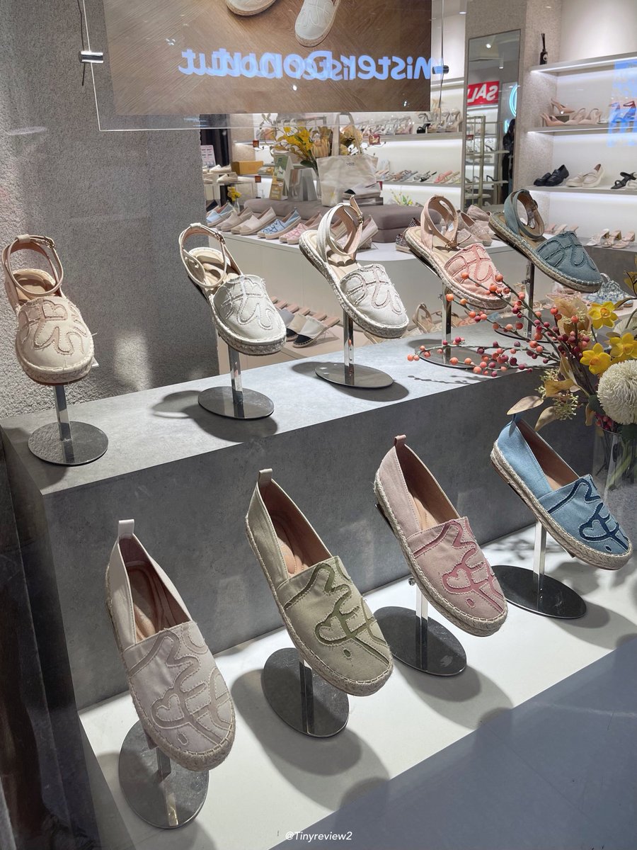 tinyreview2's tweet photo. ☁︎︎⋆Thread ✿꒱ รีวิวร้านรองเท้าในตำนาน ร้านดังใน ig : minxshoes 🩰✨ เพิ่งรู้ว่าเค้า มีรองเท้าทุกแบบ ทุกสไตล์ ใครหารองเท้าคัตติ้งดี ๆ ใส่ไปเที่ยว ไปทำงาน ใส่อยู่บ้าน ออกงานหรู มาค่ะ พาไปส่องงง คู่ไหนน่าตำ รุ่นไหนกำลังฮิต ลองใส่ให้ด้วย เริ่มเลอออ (ต่อ) https://t.co/61RSx1sa7I