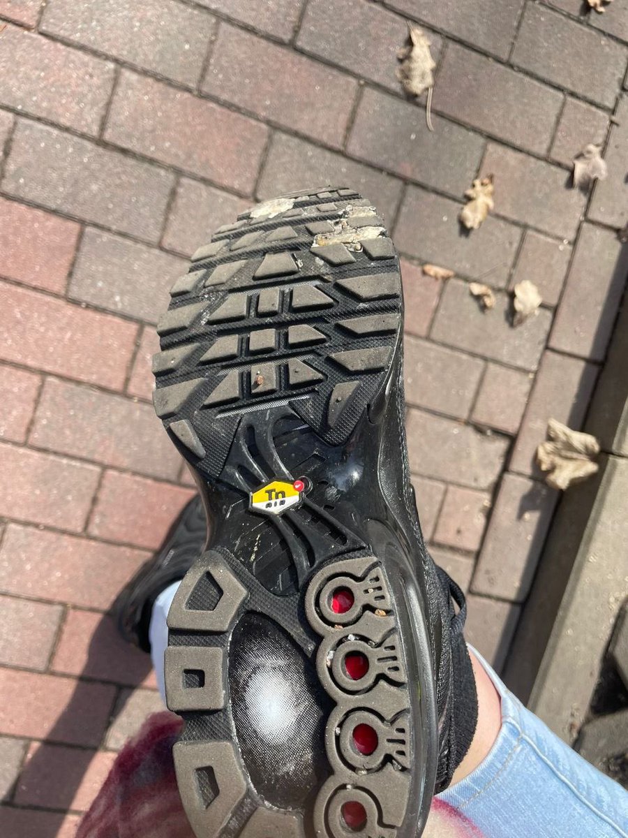 Welche fotze leckt jetzt meine dreckigen tns sauber ? Ich will sie makellos sauber sehen schön mit deiner Lappen Zunge in jede Rille anschließend trete ich dir noch in die fresse und rotz Dich an