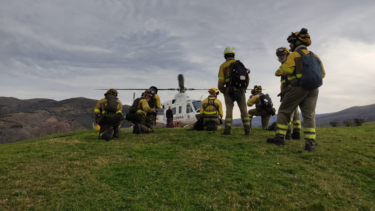 BRIF_Ruente's tweet photo. 🚨 14:02 Activada #BRIFi 👨🏻🚒 con #MZ10 🚁 para intervenir en nuestro segundo #IF del día #IFPonga 🔥 #Cantabria
Somos #BomberosForestales #BRIF de @mitecogob https://t.co/XgTxd1V54f