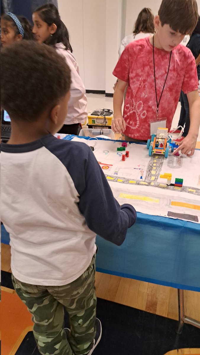 RochelleSMS's tweet photo. More pictures from @SSEFGeorgia STEAM showcase @WESWildcats2 @shavanda_toomer full video https://t.co/XWKQWlumoM https://t.co/B7T9MtvDCU