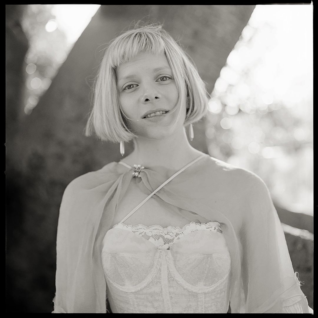 AuroraFranceOff's tweet photo. « Aurora, backstage at WOMAD (...) »  🖤

📷: Tony Kearney
➡️ https://t.co/K73FpiUGis https://t.co/rKyqUR7Cmr