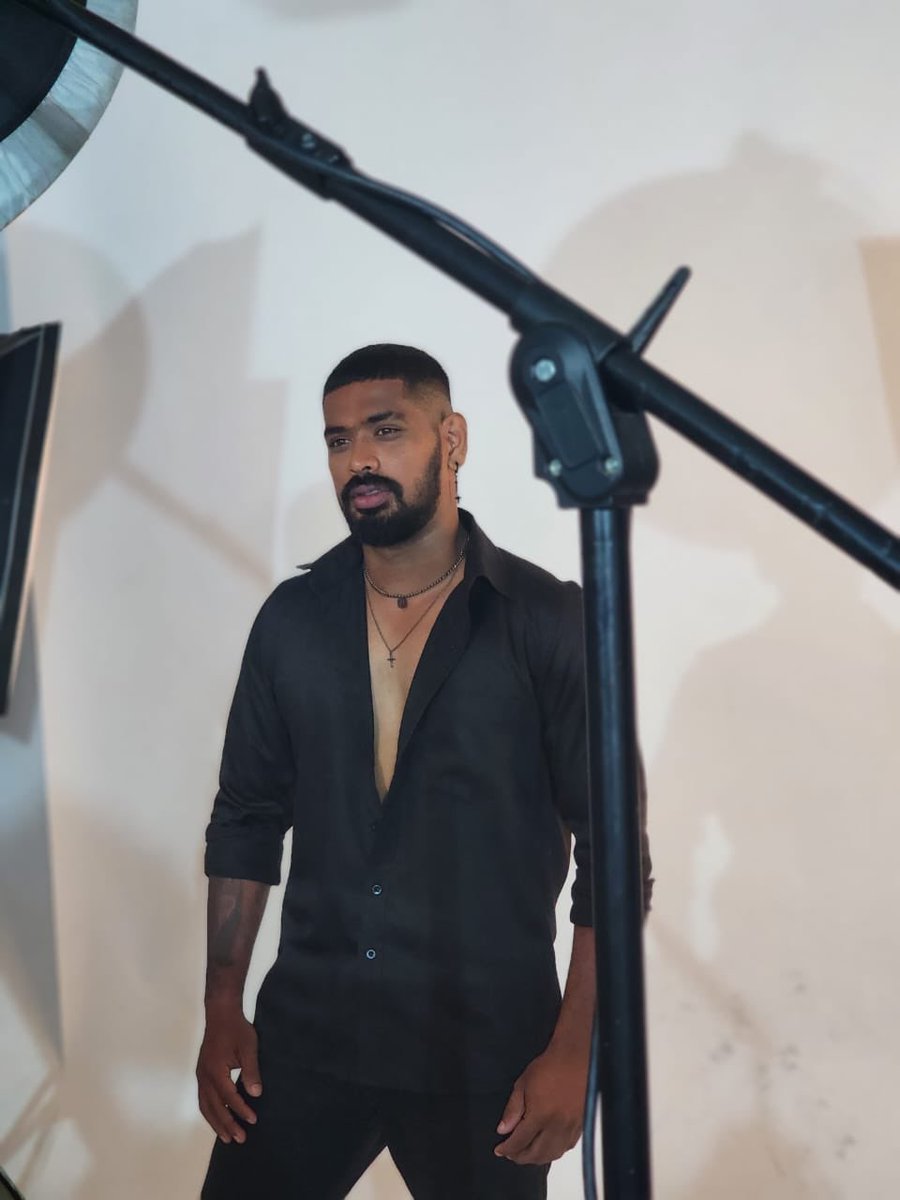 thisis_singhe's tweet photo. Leave your mark, whoever you go.📸

#firstphotoshoot #pose #blankandwhiteedition #chulapadmendracatwakstudio #behindthescenes https://t.co/JdVPHs6fj4