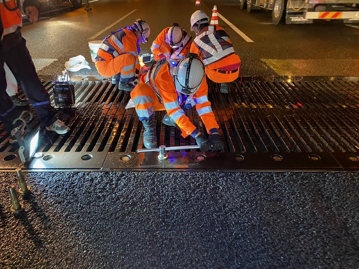 c_nexco_nagoya's tweet photo. 【 #伊勢湾岸道 橋梁の緊急補修作業】
伊勢湾岸道（下り線）名港中央IC付近で緊急工事を実施しています。

橋梁ジョイント部の損傷が確認されたため、車線規制を実施し補修作業を行っています。作業に時間を要します。

渋滞は21時30分現在で約7ｋｍです。 https://t.co/dNMjvuOIcJ