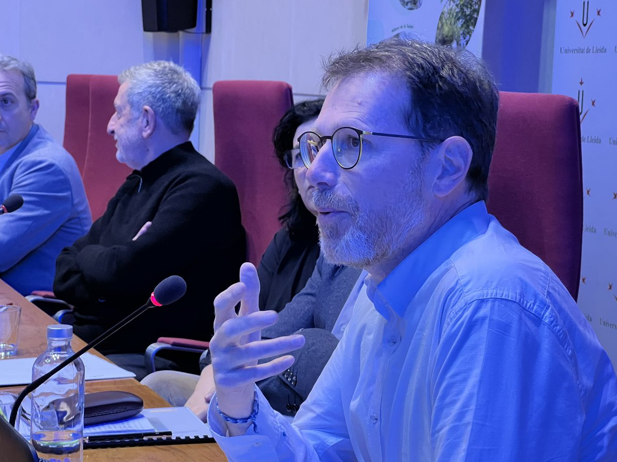 lleidaenverd's tweet photo. 🗣️Jordi Boadas de @aj_vic indica que l’objectiu és tenir flora i arbustiva que no requereixi molts recursos hídrics i gestió. La renaturalització de prats (que suposa el 60% del municipi) ha de tenir gestió específica i un disseny que sigui atractiu pel veïnat⬇️ https://t.co/21aAaMN5z0