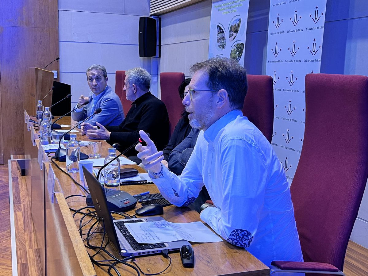 lleidaenverd's tweet photo. 🗣️Jordi Boadas de @aj_vic indica que l’objectiu és tenir flora i arbustiva que no requereixi molts recursos hídrics i gestió. La renaturalització de prats (que suposa el 60% del municipi) ha de tenir gestió específica i un disseny que sigui atractiu pel veïnat⬇️ https://t.co/21aAaMN5z0