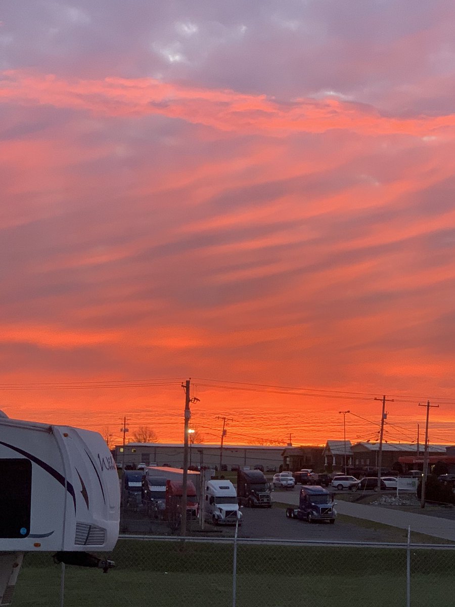 tobyrone1's tweet photo. @wxornotBG Morning sky in BG. https://t.co/4tNrU0DQ9o