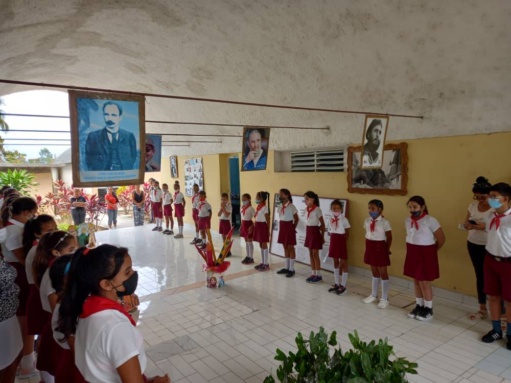 SIErnestoGueva4's tweet photo. Emotivo recibimiento se realiza a nuestros diputados a la Asamblea Nacional en nuestra institución educativa por nuestros educandos, trabajadores y factores de la comunidad, demostrando que en la unidad está la fuerza. @DMEContre @elsa_ena @DraMaricelDME https://t.co/p3SftuJ7e6