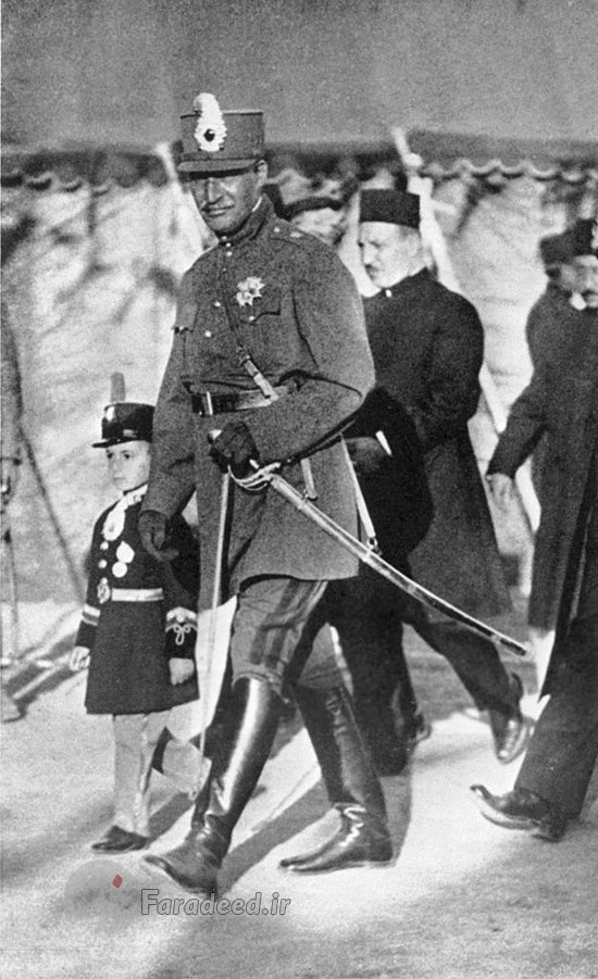 hastyarrr's tweet photo. رضا شاه نه عکس با آفتابه داشت نه زیر پتو لش کرده بود، او را با چکمه‌هایش می‌شناسند که برای آبادی وطنش ایران پدرانه کوشید تا نسل‌های بعدی در خیابان فریاد بزنند #رضا_شاه_روحت_شاد

#مهسا_امینی https://t.co/yypcNtZ8Le