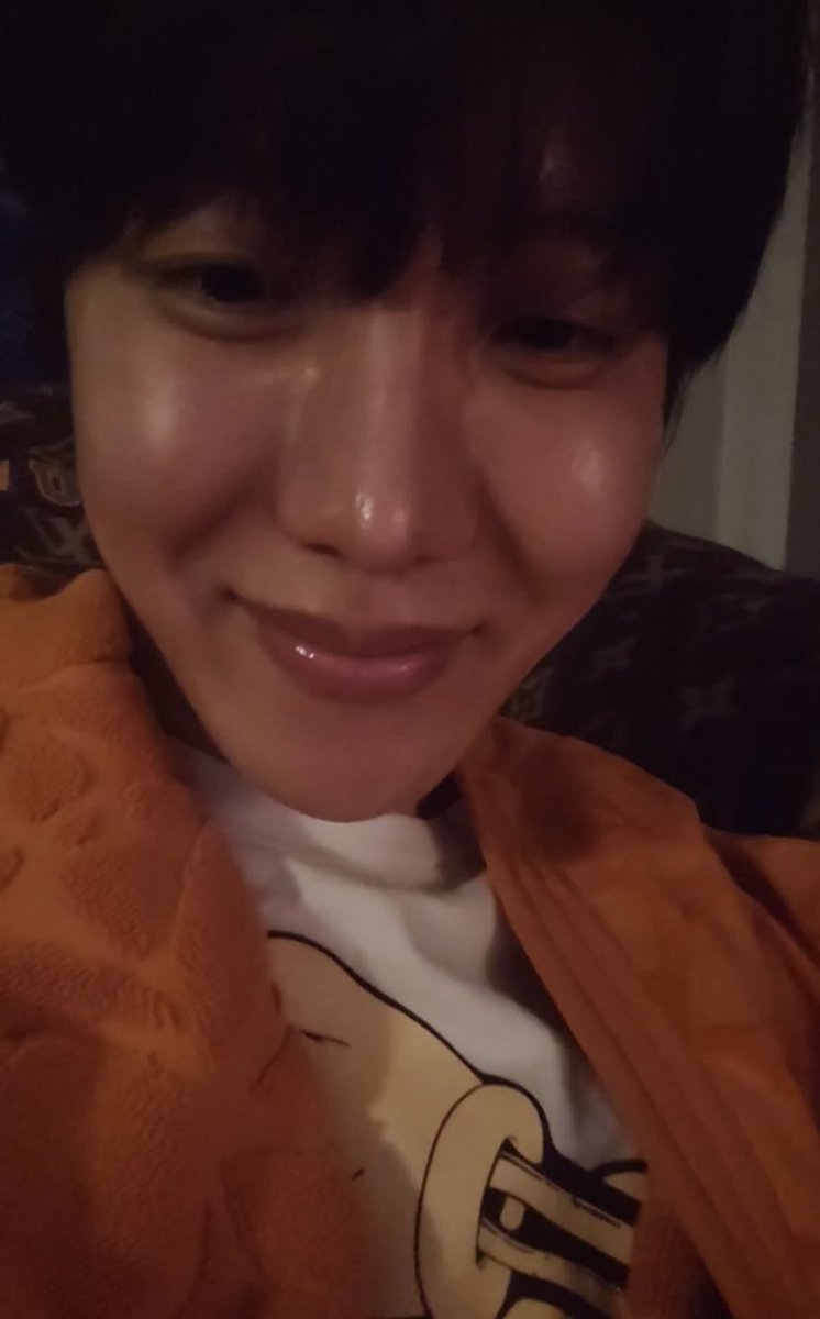 HeliophileJ's tweet photo. #hobi ""ก่อนจะเกณฑ์ทหาร ช่วยโอบกอดอามี่หน่อยสิคะ""
#hobi  ""ได้สิครับ ก่อนไปเกณฑ์ทหาร ผมจะกอดอามี่ระครับ"" 🙂 https://t.co/ArEGEweZnx