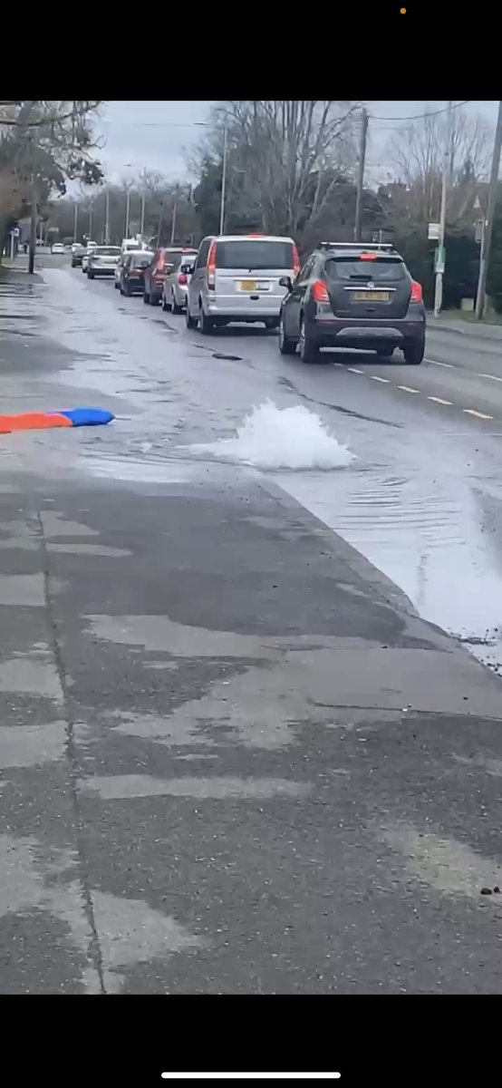 Rudybeavis's tweet photo. @thameswater there’s a massive burst pipe in winnersh between sainsburys and showcase roundabout, peoples houses are flooding there is no one there doing anything. No one answered your emergency helpline either - you might want to look into it urgently https://t.co/kPi8OX4pxa