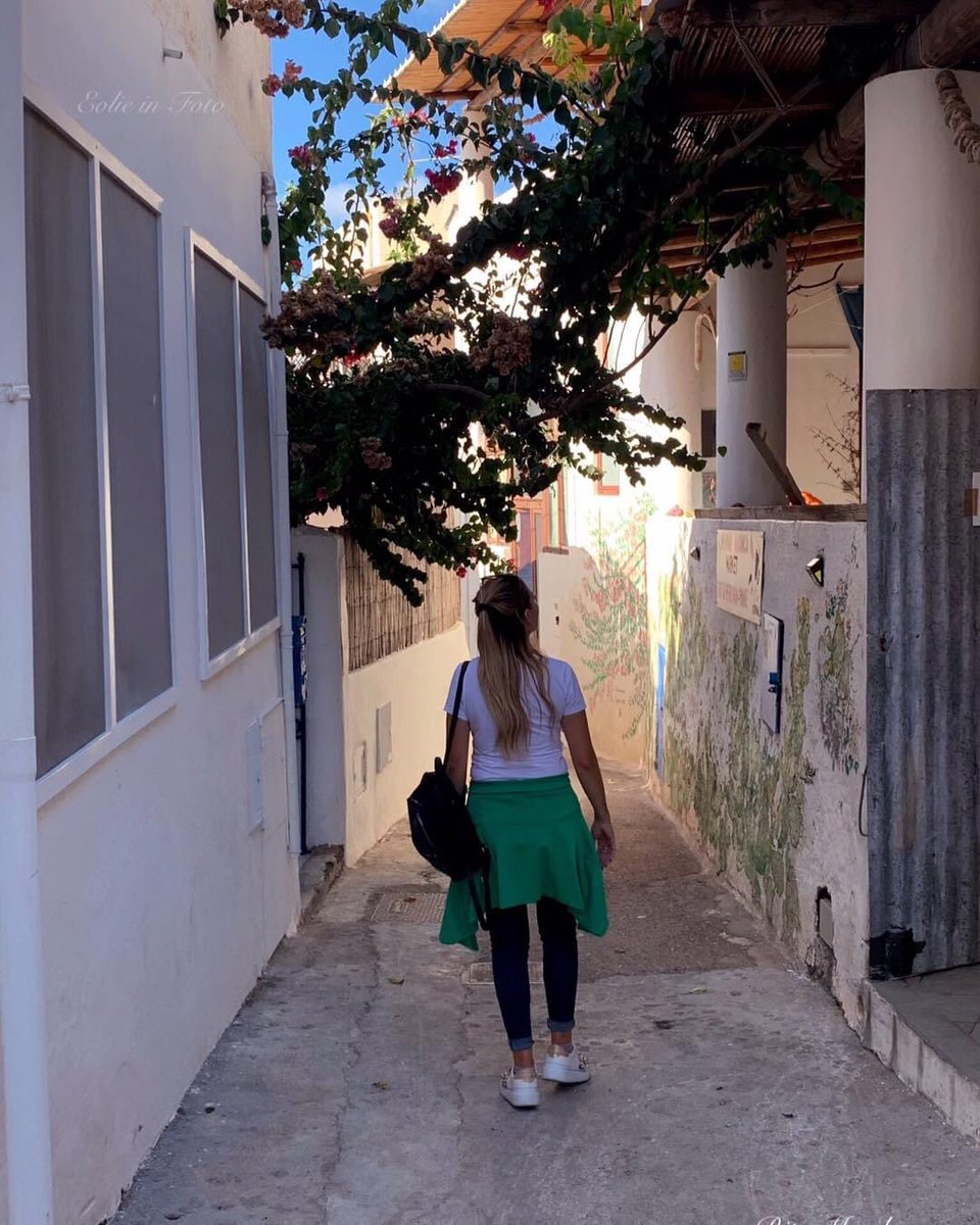 Eolieinfoto's tweet photo. Passeggiando per le stradine di Filicudi #laparte più bella dell’isola https://t.co/wNR7IYlmkE