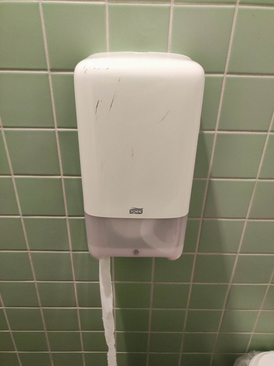 MissJonesTravel's tweet image. In der Archäologie leitet man oft viele Interpretationen von Objekten ab. Auf f der Fachtagung #KielScales23 habe ich ein Objekt entdeckt das viel über unsere Kultur aussagt - Achtung lustig, es geht um Toilettenpapierhalter - die sehen hier so aus: