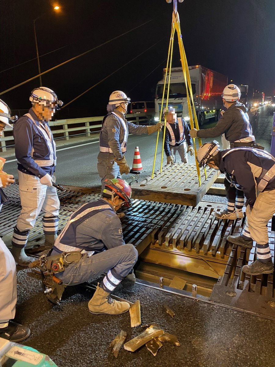 c_nexco_nagoya's tweet photo. 【 #伊勢湾岸道 橋梁の緊急補修作業】
伊勢湾岸道（下り線）名港中央IC付近で緊急工事を実施しています。

橋梁ジョイント部の損傷が確認されたため、車線規制を実施し補修作業を行っています。作業に時間を要します。

渋滞は21時30分現在で約7ｋｍです。 https://t.co/dNMjvuOIcJ