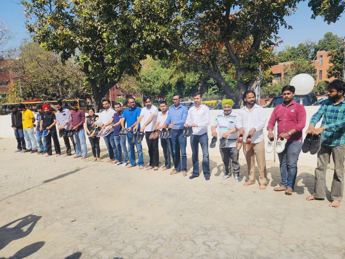 LubanaManoj's tweet photo. चंडीगढ़ यूथ कांग्रेस ने किरण खेर के विवादित व्यान के खिलाफ विरोध प्रदर्शन किया। हाथों में जूते लेकर किरण जी को खुद पर मारने को कहा।

शर्म की बात है जो नेता चुनावों के बाद चंडीगढ़ के लोगों को भूल गया वो आज जनता के बीच आकर उनको धमका कर वोट मांग रहा है। #शर्म_करो_किरण_खेर https://t.co/YsHRgGJZL4