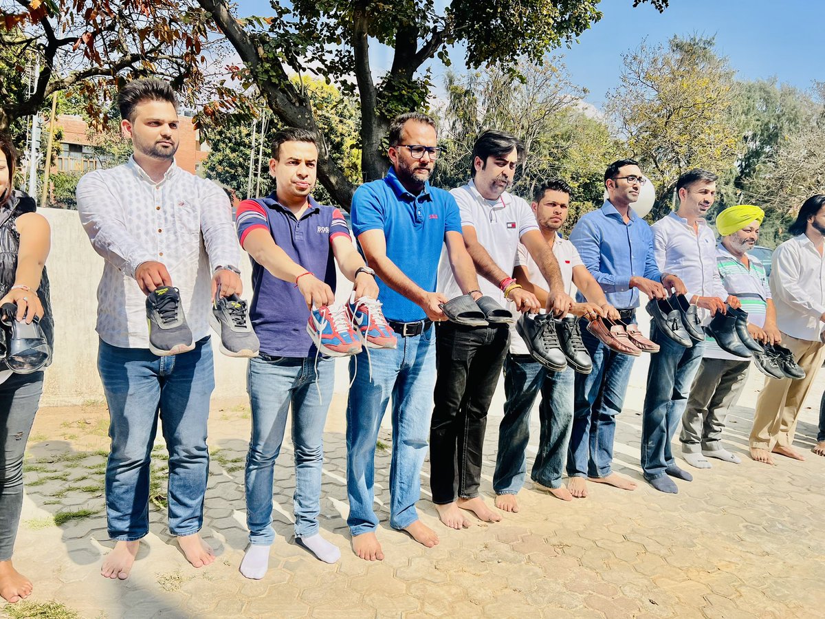 LubanaManoj's tweet photo. चंडीगढ़ यूथ कांग्रेस ने किरण खेर के विवादित व्यान के खिलाफ विरोध प्रदर्शन किया। हाथों में जूते लेकर किरण जी को खुद पर मारने को कहा।

शर्म की बात है जो नेता चुनावों के बाद चंडीगढ़ के लोगों को भूल गया वो आज जनता के बीच आकर उनको धमका कर वोट मांग रहा है। #शर्म_करो_किरण_खेर https://t.co/YsHRgGJZL4