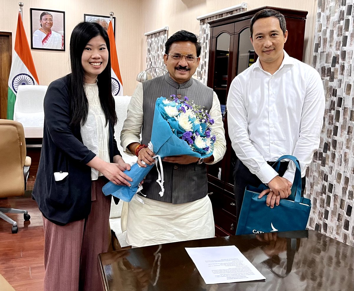 devusinh's tweet photo. Held a detailed discussion with head of Cargo Operations of Cathay Pacific Airlines regarding new reforms in international mail operations.

They were thankful for the cooperation by the @IndiaPostOffice during COVID pandemic.
#DeshBadalRahahai https://t.co/3M4sxl7c3w