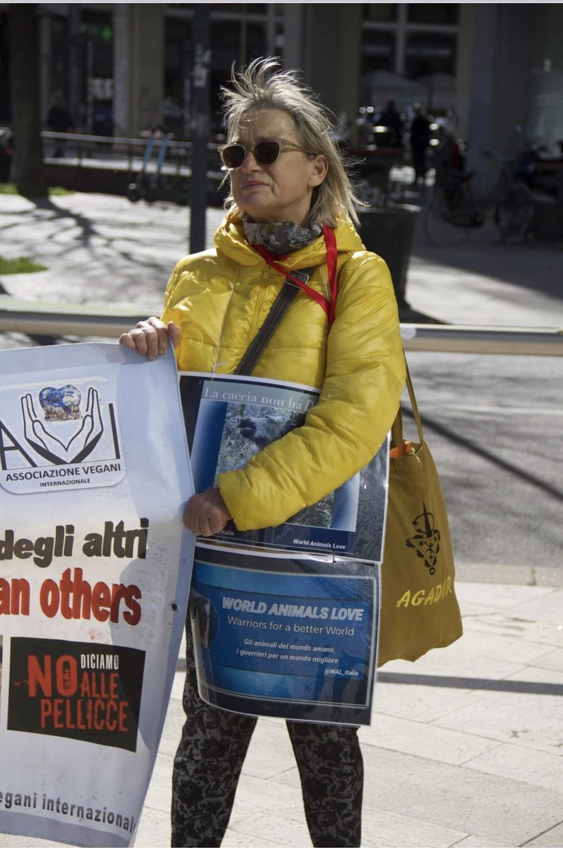 Milano 15 marzo, giù le mani dai cinghiali
Presidio contro la regione Lombardia ed il suo presidente Fontana, il quale ha deciso che la vita di un essere senziente ha un prezzo. Pagherà i suoi sicari 50€ per ogni esemplare di cinghiale maschio abbattuto e 100€ per le femmine!