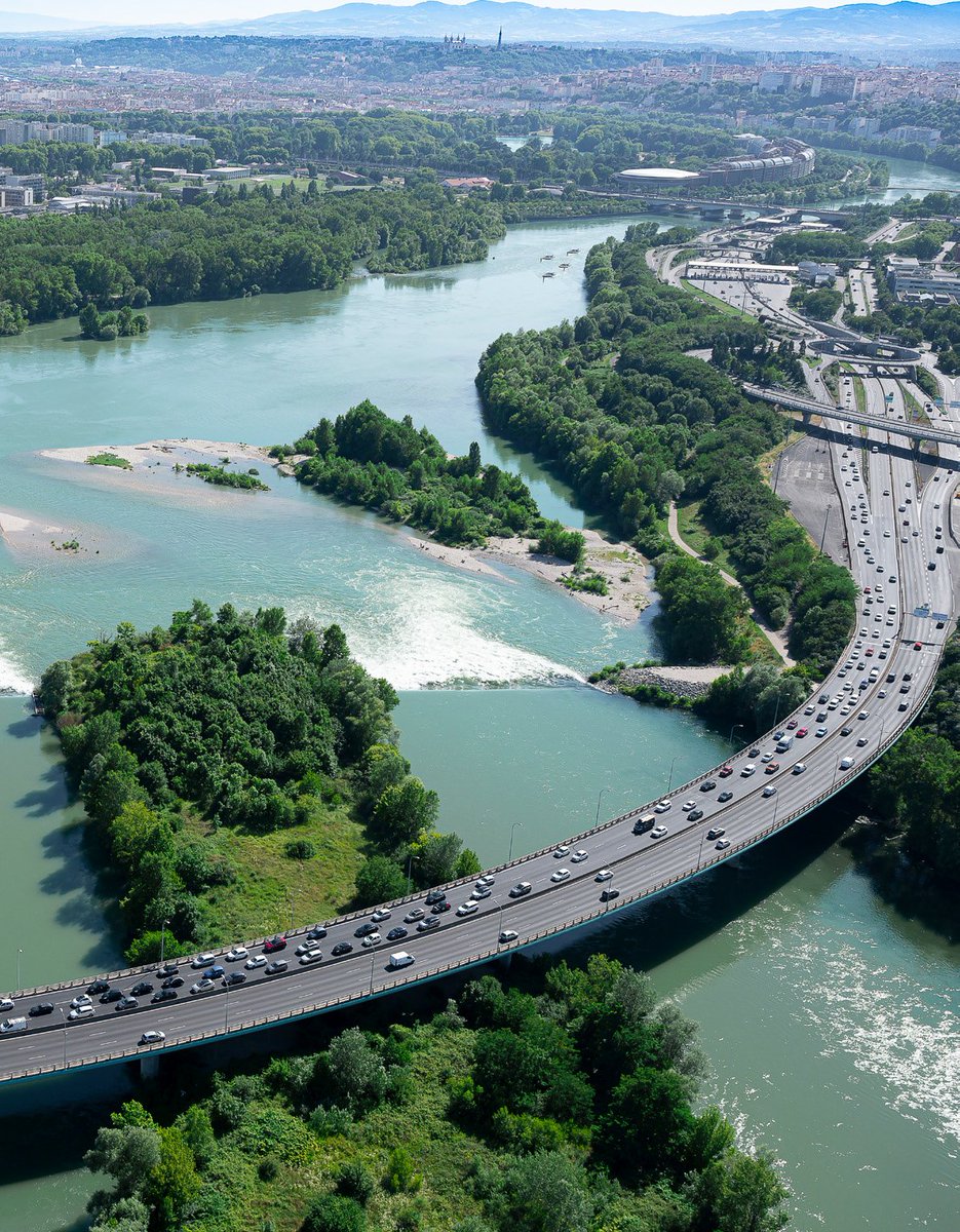 brunobernard_fr's tweet photo. 🌊 #Thread🚧 Adapter la Métropole de Lyon au Changement Climatique par le renforcement de nos digues.

En période de sécheresse et l'accélération du Réchauffement Global, il peut paraître curieux de craindre un débordement de nos eaux. 

😉 Cassons quelques idées reçues. ⤵️ https://t.co/bpyPRmPvre