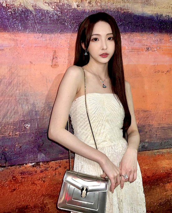 BabyKang3701's tweet photo. @nnenevader @monttique น้องเน่มา IG
ขอบคุณกระเป๋าสวยๆจาก @bulgari
กระเป๋าที่น้องเน่ถือคือรุ่นนี้ใช่ไหม😮

ราคาสวยมากค่ะ แค่ถือก็รู้สึกสวยเลย😄😄😄😄😄
#เนเน่ #NeNe郑乃馨 

 #Bulgari
#BulgariBzero
#SerpentiViper
#BulgariJewelry
#BulgariThailand https://t.co/pEpEAuO9gt